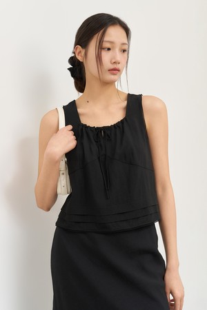 [25SS] WOMAN 레이스 리본 슬리브리스 블라우스 [BLACK] / WBE2L03515