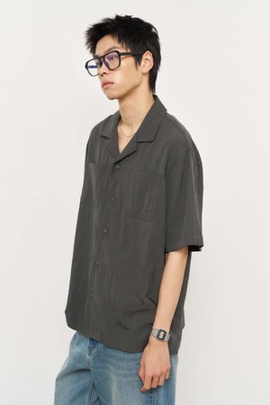 [25SS] MAN 오픈 카라 하프 셔츠 [CHARCOAL] / SBE2M03008