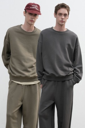 [25FW] UNISEX 코튼 로고 루즈핏 맨투맨 [2COL] / SBE3U51003