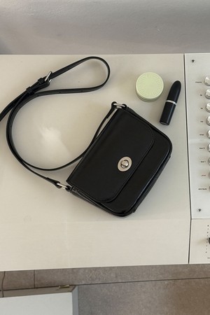 WOMAN 크랙 페이크 레더 크로스백 [2COL] / GF1LBG501