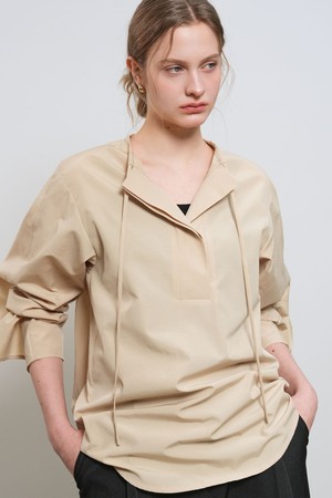 [26SS] WOMAN 슬릿 넥 케이프 블라우스 [3COL] / GF1LBL509