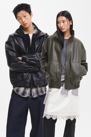 UNISEX 볼륨 블루종 하이넥 페이크 레더 점퍼 [2COL] / GF3UJP006