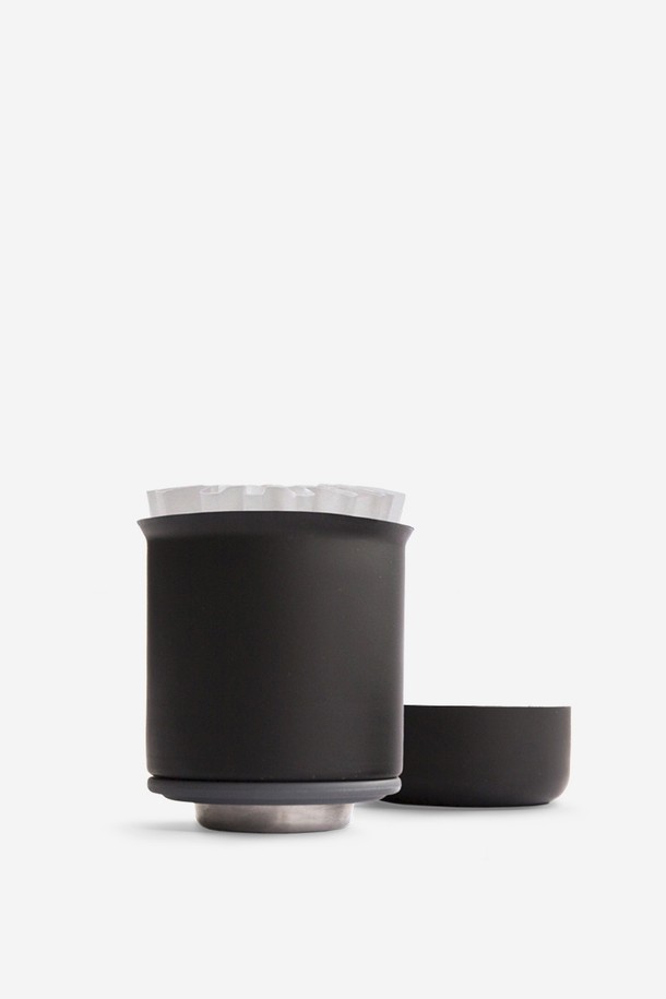 펠로우 스태그 푸어오버 시스템 드리퍼 XF는 블랙 컬러의 스테인레스 스틸과 실리콘 소재로 제작된 1-2인용 드립 커피 추출 용품입니다. 600ml 용량으로 진공 단열 및 열 보유 기능을 제공하며, 가파른 슬로프 디자인과 측정 눈금을 통해 안정적인 추출을 돕습니다. 막힘 방지 기능과 드립컵으로도 사용 가능한 실용성을 갖췄으며, 식기세척기 사용은 불가합니다.
