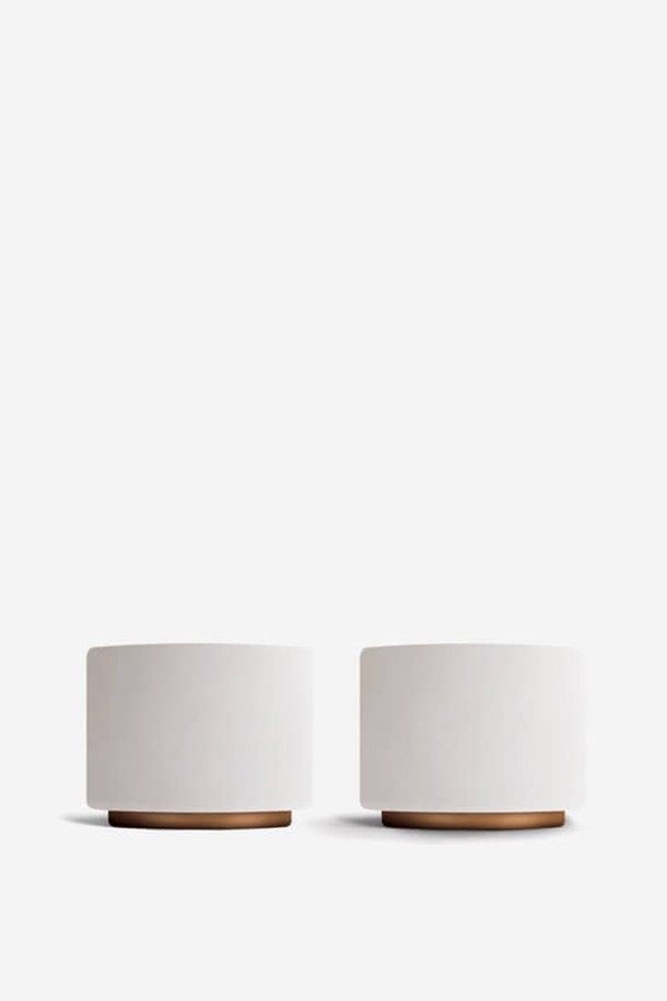 펠로우 몬티 데미타세 3.0oz 2개 세트-화이트는 우아한 커피 경험을 선사하는 밀크 아트컵입니다. 이중 세라믹 구조로 제작되어 뛰어난 보온성을 유지하며, 포물선형과 유체역학적 구조는 커피의 풍미를 더욱 돋웁니다. 3oz(89ml) 용량의 데미타세 컵 2개로 구성되어 있으며, 하단은 구리 코팅으로 마감되었습니다. 아름다운 화이트 컬러의 세라믹 컵은 스태킹이 가능하여 보관이 용이합니다. 식기세척기 및 전자레인지 사용은 불가하며, 강한 충격에 파손될 수 있으니 주의하여 사용하십시오.
