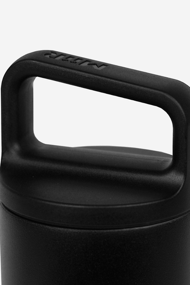 미르 와이드마우스 보틀 16oz (473ml)는 뛰어난 보온/보냉 기능을 자랑하는 스테인리스스틸 보틀입니다. 최대 24시간 보냉, 최대 12시간 보온이 가능하며, 이중 진공 단열 구조로 외부 결로 현상 없이 쾌적하게 사용 가능합니다. 넓은 입구 디자인으로 세척이 용이하며, 블랙 컬러와 파우더 코팅 마감으로 심플하면서도 세련된 디자인을 완성했습니다.
