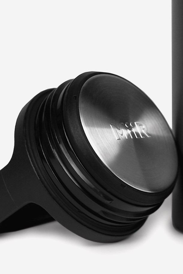 미르 와이드마우스 보틀 16oz (473ml)는 뛰어난 보온/보냉 기능을 자랑하는 스테인리스스틸 보틀입니다. 최대 24시간 보냉, 최대 12시간 보온이 가능하며, 이중 진공 단열 구조로 외부 결로 현상 없이 쾌적하게 사용 가능합니다. 넓은 입구 디자인으로 세척이 용이하며, 블랙 컬러와 파우더 코팅 마감으로 심플하면서도 세련된 디자인을 완성했습니다.
