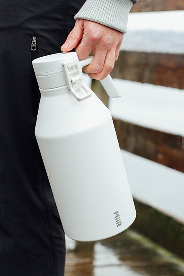 [미르] 그로울러 64oz (1,893ml)는 캠핑, 아웃도어 활동에 적합한 보온/보냉 기능의 화이트 색상 그로울러입니다. 이중벽 진공 단열 구조로 24시간 이상 냉기를 유지하며, 최대 72시간 보온 효과를 제공합니다. 스테인레스, 폴리프로필렌, 실리콘 소재로 제작되었으며, BPA FREE, 누출 방지 기능의 나사 없는 뚜껑과 Hardshell 파우더 코팅 마감으로 내구성을 높였습니다. 맥주, 커피, 음식 등을 안전하게 보관할 수 있으며, 사이즈는 직경 127 * 높이 292mm입니다.
