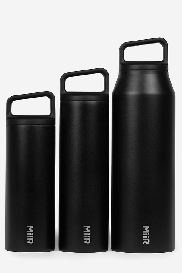 미르 와이드마우스 보틀 16oz (473ml)는 뛰어난 보온/보냉 기능을 자랑하는 스테인리스스틸 보틀입니다. 최대 24시간 보냉, 최대 12시간 보온이 가능하며, 이중 진공 단열 구조로 외부 결로 현상 없이 쾌적하게 사용 가능합니다. 넓은 입구 디자인으로 세척이 용이하며, 블랙 컬러와 파우더 코팅 마감으로 심플하면서도 세련된 디자인을 완성했습니다.
