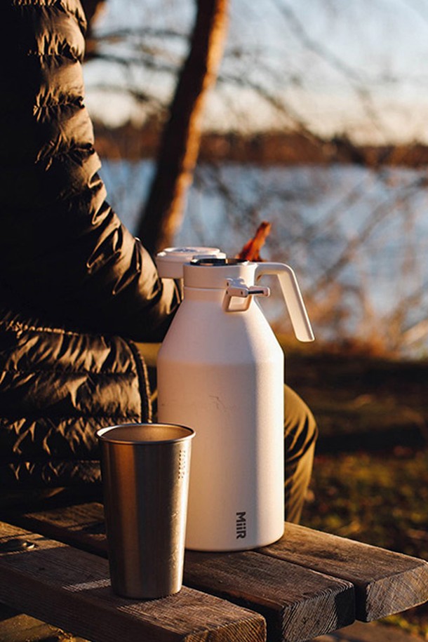 [미르] 그로울러 64oz (1,893ml)는 캠핑, 아웃도어 활동에 적합한 보온/보냉 기능의 화이트 색상 그로울러입니다. 이중벽 진공 단열 구조로 24시간 이상 냉기를 유지하며, 최대 72시간 보온 효과를 제공합니다. 스테인레스, 폴리프로필렌, 실리콘 소재로 제작되었으며, BPA FREE, 누출 방지 기능의 나사 없는 뚜껑과 Hardshell 파우더 코팅 마감으로 내구성을 높였습니다. 맥주, 커피, 음식 등을 안전하게 보관할 수 있으며, 사이즈는 직경 127 * 높이 292mm입니다.
