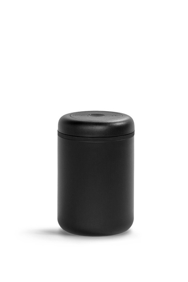 [펠로우] 아트모스 캐니스터 1.2L는 커피 원두 및 다용도 보관에 최적화된 진공 밀폐 용기입니다. 뚜껑의 펌프를 사용하여 진공 상태를 유지하며, 스테인리스 스틸과 플라스틱 등의 소재로 제작되어 햇빛을 효과적으로 차단합니다. 진공 보관 기능으로 내용물의 신선도를 최대 50%까지 연장하며, 진공 해제 버튼으로 간편하게 사용할 수 있습니다. (액체류, 밀가루, 가루 커피 보관 불가)
