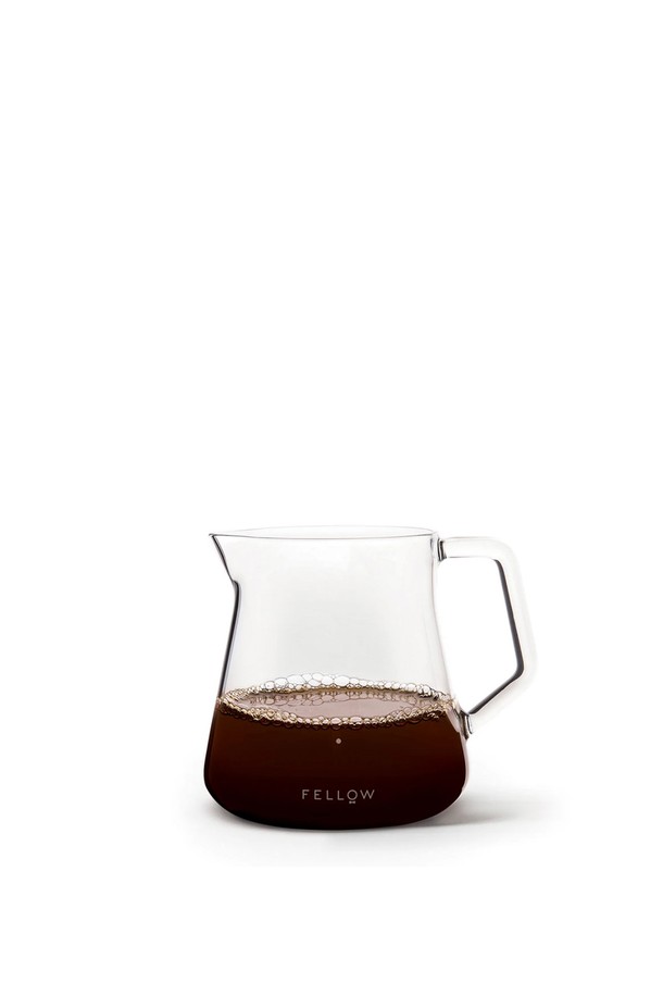 펠로우 마이티 스몰 글라스 카라페 - 클리어는 커피용품으로, 투명한 디자인의 유리 소재로 제작되었습니다. 스몰 사이즈로 아담하며, 카라페 형태로 커피를 더욱 돋보이게 합니다. 제품 본체와 패키지로 구성되어 있습니다.
