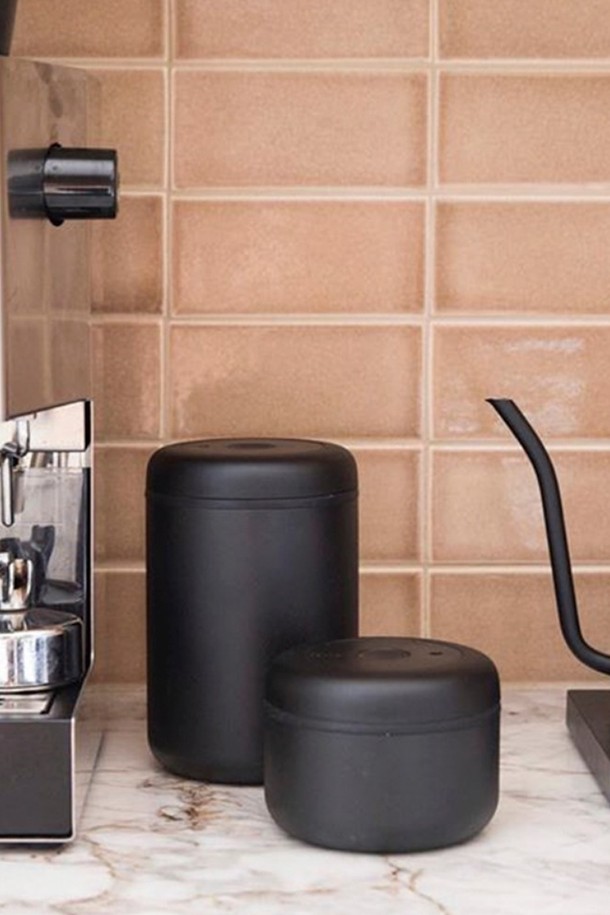 [펠로우] 아트모스 캐니스터 1.2L는 커피 원두 및 다용도 보관에 최적화된 진공 밀폐 용기입니다. 뚜껑의 펌프를 사용하여 진공 상태를 유지하며, 스테인리스 스틸과 플라스틱 등의 소재로 제작되어 햇빛을 효과적으로 차단합니다. 진공 보관 기능으로 내용물의 신선도를 최대 50%까지 연장하며, 진공 해제 버튼으로 간편하게 사용할 수 있습니다. (액체류, 밀가루, 가루 커피 보관 불가)
