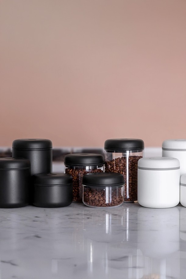 [펠로우] 아트모스 캐니스터 1.2L는 커피 원두 및 다용도 보관에 최적화된 진공 밀폐 용기입니다. 뚜껑의 펌프를 사용하여 진공 상태를 유지하며, 스테인리스 스틸과 플라스틱 등의 소재로 제작되어 햇빛을 효과적으로 차단합니다. 진공 보관 기능으로 내용물의 신선도를 최대 50%까지 연장하며, 진공 해제 버튼으로 간편하게 사용할 수 있습니다. (액체류, 밀가루, 가루 커피 보관 불가)
