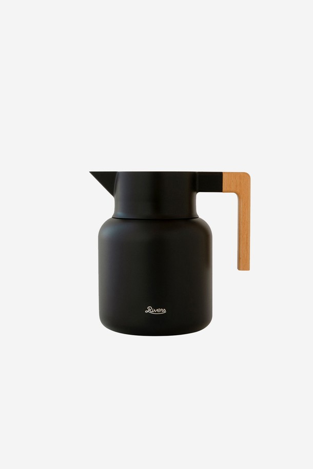 리버스 써모 저그 키트 1600ml - 블랙은 캠핑 및 일상생활에서 유용한 보온/보냉 기능의 저그입니다. 스테인리스스틸, 폴리프로필렌, 천연 목재 소재를 사용하여 제작되었으며, 블랙 색상으로 모던한 디자인을 자랑합니다. 이중벽 진공 단열 구조로 뛰어난 보온/보냉 성능을 제공하며, 원터치 버튼과 실리콘 씰링으로 편리하고 안전하게 사용할 수 있습니다. 1600ml의 넉넉한 용량으로 70시간 이상 64.4°C, 6시간 이상 6.3°C를 유지하며, 천연 목재 손잡이의 따뜻한 감성과 넓은 입구가 특징입니다.
