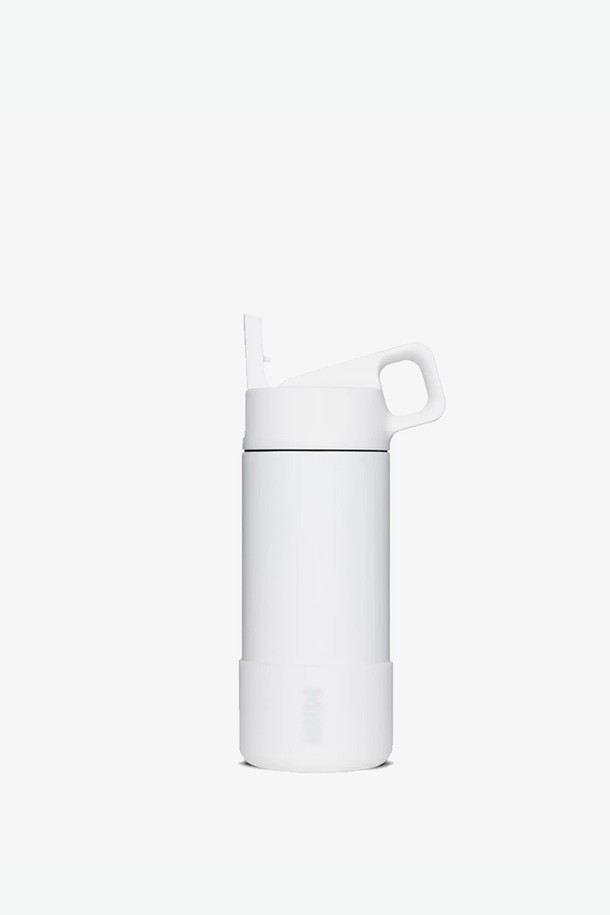 미르 와이드마우스 키즈 보틀 12oz는 일상 및 아웃도어 활동에 적합한 보틀입니다. 스테인리스 스틸, 실리콘, 폴리프로필렌 소재로 제작되었으며, 이중 진공 단열 기능으로 보온 및 보냉 효과를 제공합니다. 12oz 용량, 스트로우 리드 잠금 방식, 와이드마우스 오프닝, BPA-Free, 누수 방지, 컵홀더 호환, 충격 및 흔들림 방지 기능, 실리콘 부츠 및 로고 인그레이빙 디자인을 갖춘 화이트 색상의 보틀입니다.
