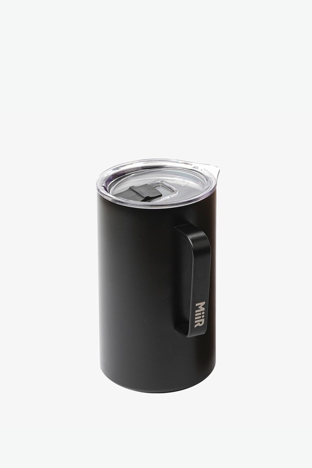 미르 캠프컵 20oz (592ml)는 캠핑, 실내·외 활동, 음료 및 식품 보관에 적합한 스테인리스 스틸 캠프컵입니다. 블랙 컬러의 슬라이드 뚜껑, 인체공학적 손잡이 디자인과 이중벽 진공단열, 그리고 비스페놀에이 무첨가, 냄새 방지, 결로 방지, 파손 방지 등의 특징을 갖춰 실용성을 높였습니다. 최대 24시간 보냉, 최대 12시간 보온 기능을 제공하며, 스테인리스스틸, 폴리설폰, 실리콘 소재로 제작, 향균, 단열, 방수 기능을 제공합니다.