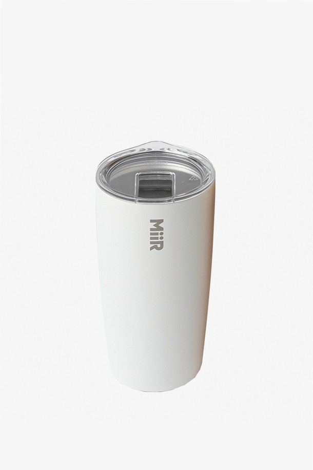 미르 베큠 인슐레이티드 텀블러(슬라이드 뚜껑) 16oz는 스테인리스 스틸 소재로 제작되어 뛰어난 보온/보냉 기능을 제공합니다. 진공 단열 기술과 슬라이드형 뚜껑 디자인으로, 음료의 온도를 오랫동안 유지하며 편리하게 사용할 수 있습니다. 깔끔한 화이트 색상으로 어디든 잘 어울리며, 16oz 용량으로 실용성을 더했습니다.

