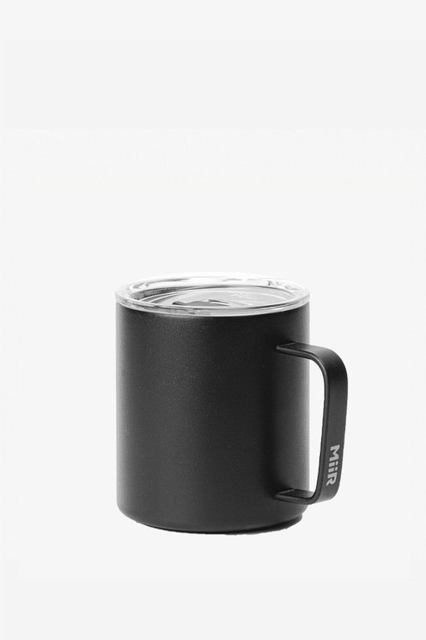 [미르] 캠프컵(슬라이드 뚜껑) 12oz는 캠핑과 일상에서 모두 활용하기 좋은 실용적인 컵입니다.  내구성이 뛰어나고 부드러운 촉감의 스테인리스 스틸과 실리콘 소재로 제작되었으며, 이중벽 진공 단열 구조로 보온 및 보냉 기능을 제공합니다. 냄새 흡수를 방지하고 BPA-free 안전성을 갖춘 블랙 색상의 무지 컵으로, 슬라이드 뚜껑과 안정적인 디자인의 손잡이가 특징입니다.
