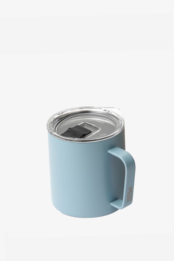 [미르] 캠프컵(슬라이드 뚜껑) 12oz는 캠핑 및 일상생활에서 활용하기 좋은 스테인리스 스틸 소재의 캠프컵입니다. 12oz 사이즈에 블루 색상으로, 슬라이드 타입 뚜껑과 손잡이가 있어 편리하게 사용할 수 있습니다. 보온 기능이 있어 음료의 온도를 오랫동안 유지해 줍니다.
