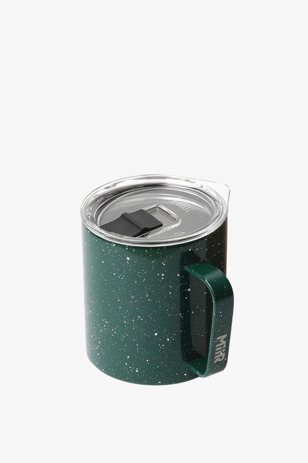 [미르] 캠프컵(슬라이드 뚜껑) 12oz는 캠핑과 일상에서 모두 활용 가능한 다용도 캠프컵입니다. 그린 색상의 스펙클드 무늬가 특징이며, 스테인리스 스틸과 실리콘 소재로 제작되어 견고합니다. 이중진공단열 기능과 슬라이드 뚜껑, BPA Free 설계로 보온, 보냉, 방수는 물론 위생적인 사용을 보장하며, 냄새 방지 기능으로 쾌적함을 더합니다.
