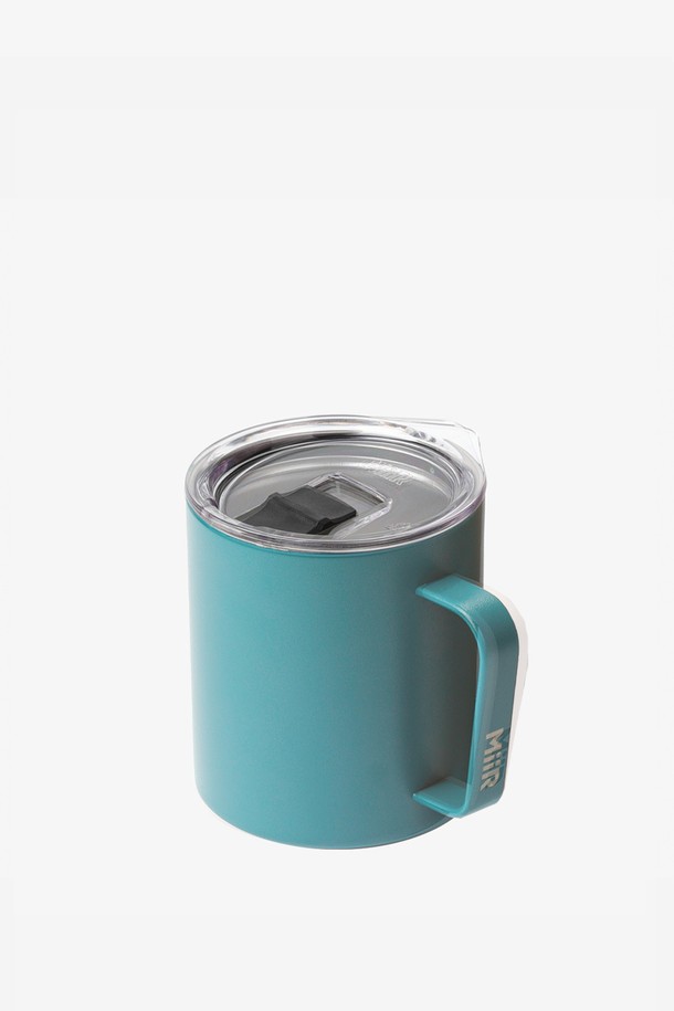 [미르] 캠프컵(슬라이드 뚜껑) 12oz는 캠핑과 일상에서 모두 활용 가능한 주방용품입니다. 블루그린 컬러의 세련된 디자인과 스테인리스 스틸, 실리콘, PET 소재의 조합으로 견고함을 더했습니다. 이중 진공 단열 구조로 최대 24시간의 보냉, 12시간의 보온 기능을 제공하며, 슬라이드 뚜껑, 인체공학적 손잡이, 넓은 입구 디자인으로 편리성을 높였습니다.
