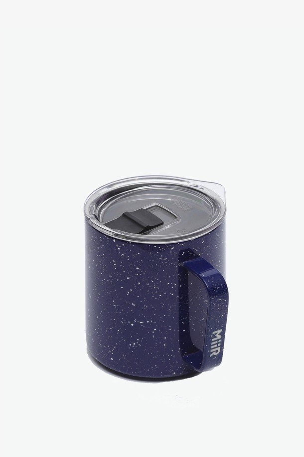 [미르] 캠프컵(슬라이드 뚜껑) 12oz는 캠핑과 일상에서 모두 활용 가능한 에폭시 소재의 캠프컵입니다. 네이비 색상에 스페클 무늬가 돋보이며, 12oz 사이즈로 휴대와 사용이 편리합니다. 슬라이드 타입의 뚜껑과 손잡이가 있어 보온/보냉 기능을 더욱 효과적으로 즐길 수 있습니다.
