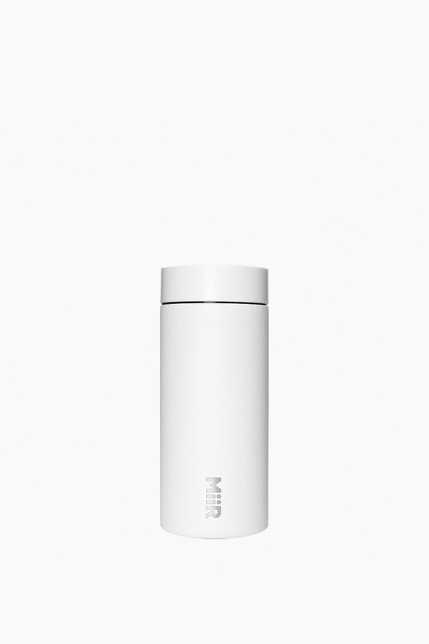 미르 360 트레블러 텀블러 12oz는 354ml 용량의 화이트 색상 텀블러입니다. 스테인리스 스틸, 폴리프로필렌, 실리콘 소재로 제작되었으며, 이중 진공 단열과 결로 방지 기능으로 보온 및 방수에 뛰어납니다. 원터치 개폐 방식과 360도 음용이 가능한 실용적인 디자인으로 여행이나 일상에서 편리하게 사용할 수 있으며, BPA Free 제품입니다.
