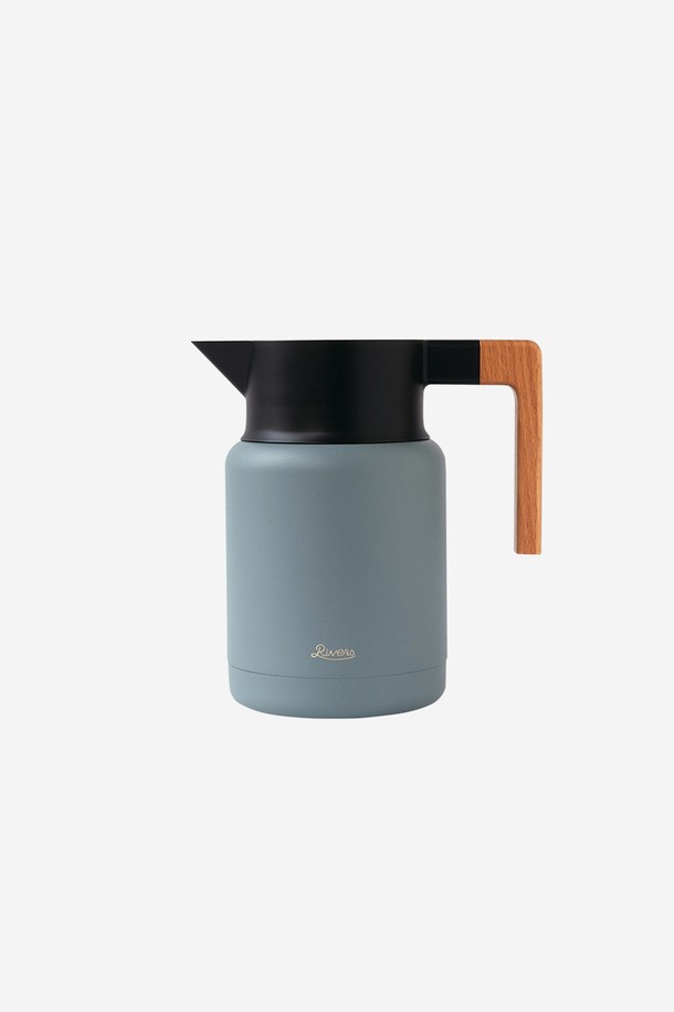 **리버스 써모 저그 키트 1200ml - 애쉬 블루**는 캠핑, 실내, 야외 어디에서든 활용하기 좋은 보온/보냉 저그입니다. 1200ml의 넉넉한 용량으로 넉넉하게 음료를 담을 수 있으며, 애쉬 블루 컬러와 원목 손잡이 디자인이 멋스러움을 더합니다. 이중구조 진공단열과 실리콘 씰링으로 뛰어난 보온/보냉 효과와 누수 방지 기능을 제공합니다. 넓은 입구와 분리형 실리콘 부품으로 세척이 용이하며, 원푸시 버튼 방식으로 간편하게 사용할 수 있습니다.
