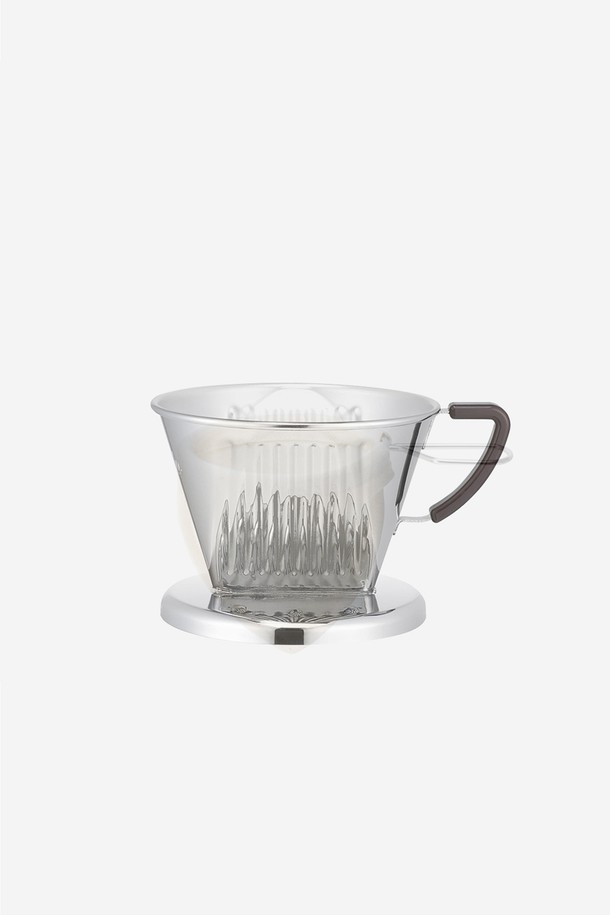 칼리타 SS102 드리퍼는 스테인리스 소재로 제작되어 튼튼한 내구성을 자랑하며, 2-4인용 커피 추출에 적합합니다. 이 드리퍼는 독자적인 3구 추출구와 안쪽으로 뻗은 물줄기 구조를 통해 빠르고 균일한 커피 추출을 돕습니다. 필터 밀착 방지 기능으로 더욱 편리하게 사용할 수 있으며, 아웃도어에서도 간편하게 커피를 즐길 수 있습니다. 사용 방법은 필터를 설치하고 뜨거운 물로 적신 후, 커피 분말을 넣고 물을 부어 추출하는 방식입니다. 사용 목적 외에는 사용하지 않도록 주의하고, 습기 많은 곳과 강한 충격에 유의하여 보관하십시오.
