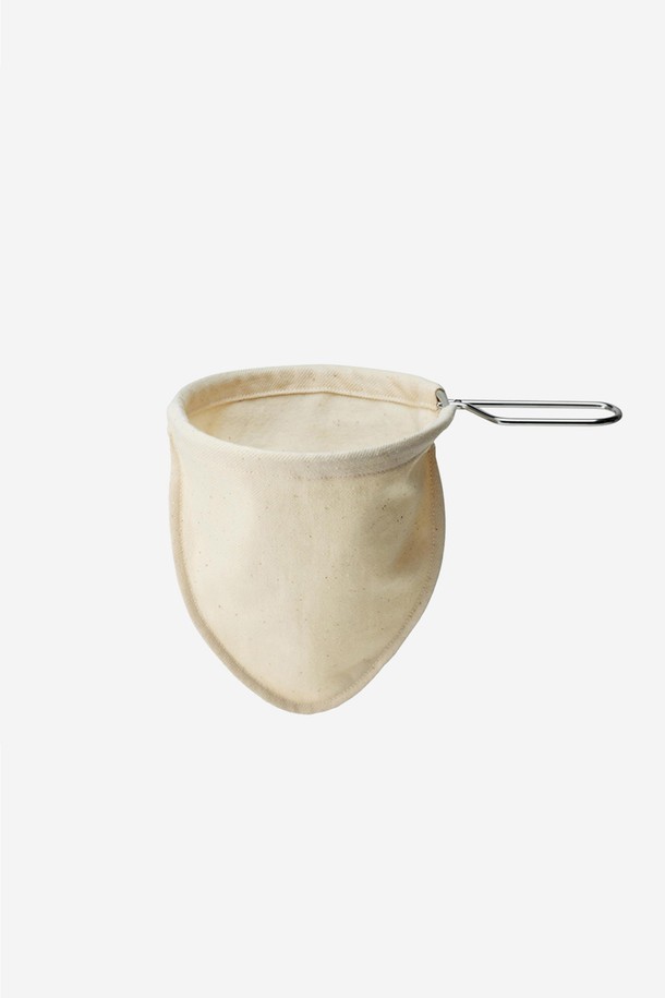 칼리타 뉴 융 드리퍼 - 라지(Kalita New Yung Dripper - Large)는 부드러운 천 소재로 제작되어 깊고 풍부한 커피 맛을 선사합니다. 전문가용 디자인으로 설계되었으며, 8-10인용의 넉넉한 용량으로 여러 명이 함께 즐기기 좋습니다. 원두 본연의 맛과 향을 유지하고 유분 산화를 방지하여 더욱 신선한 커피를 추출합니다. 진한 커피 농도를 빠르게 추출할 수 있으며, 7인분 기준 약 10g의 커피를 사용하여 30-40초간 뜸을 들이고 5-6회 나누어 물을 부어 추출하면 됩니다.
