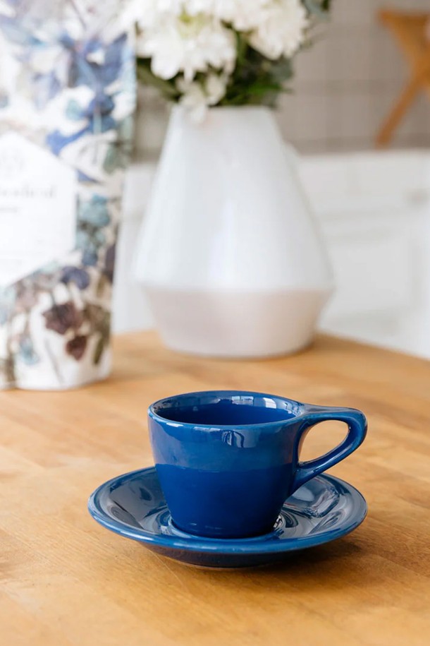 낫뉴트럴 리노 에스프레소 컵 앤 소서 90ml - 다크블루는 미니멀하고 모던한 디자인의 에스프레소 컵 세트입니다. 다크블루 컬러의 세라믹/도자기 소재로 제작되었으며, 90ml 용량으로 에스프레소 음료를 즐기기에 적합합니다. 전자레인지 및 식기세척기 사용이 가능하며, 보온성을 유지하는 두꺼운 바닥과 부드러운 림, 넓은 입구, 인체공학적인 손잡이, 균형 잡힌 손잡이가 특징입니다. 매끄러운 도자기 마감으로 고급스러움을 더했으며, 컵과 받침으로 구성되어 있습니다. 제조 과정에 따라 광택, 색상 농도, 표면 질감에 약간의 차이가 있을 수 있습니다.
