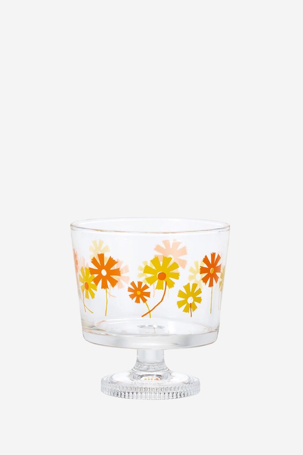 아데리아 딥 볼 윗 스템 285ml - 코스모스는 레트로, 빈티지 스타일의 유리컵/글라스입니다. 소다유리 소재에 투명, 오렌지, 옐로우 컬러, 코스모스 플라워 패턴의 섬세한 프린트가 특징입니다. 285ml 용량의 딥 볼 디자인과 스템 베이스로 제작되어 음료컵, 디저트컵, 와인글라스, 장식용 등 다용도로 활용 가능합니다. 홈카페 인테리어 소품으로 활용하거나 파페, 푸딩을 담아 우아한 분위기를 연출해보세요.

