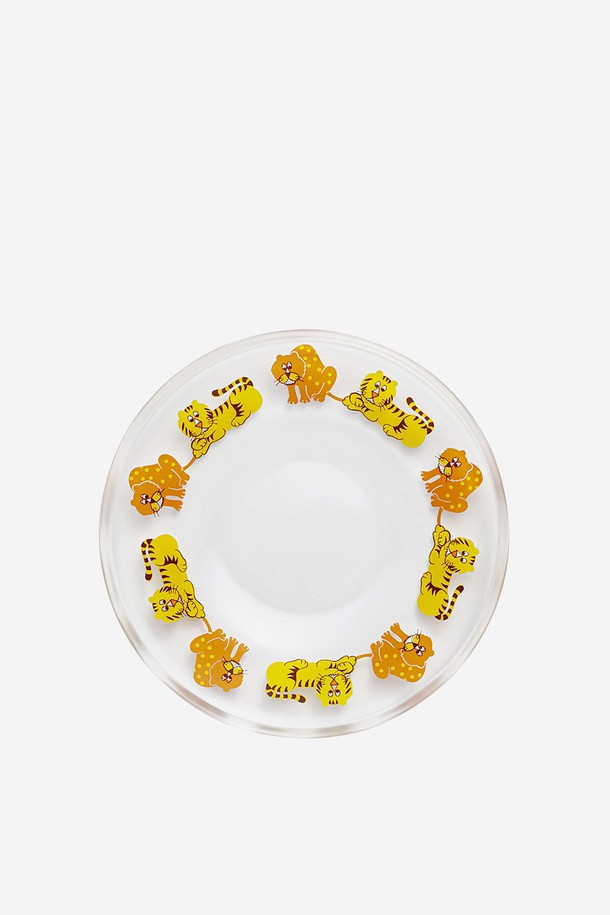 아데리아 플레이트 120 - 즈 Mate는 1970-80년대 레트로 스타일을 복각한 빈티지 디자인의 플레이트입니다. 소다유리로 제작되었으며, 화이트와 스카이블루 두 가지 색상으로 출시되었습니다. 120mm 크기로 식기, 코스터, 소품 트레이, 장식용 등 다용도로 활용 가능합니다. 귀여운 동물 패턴이 특징이며, 데일리 사용에도 적합합니다. 위생적이고 불순물이 없는 안전한 사용이 가능합니다.
