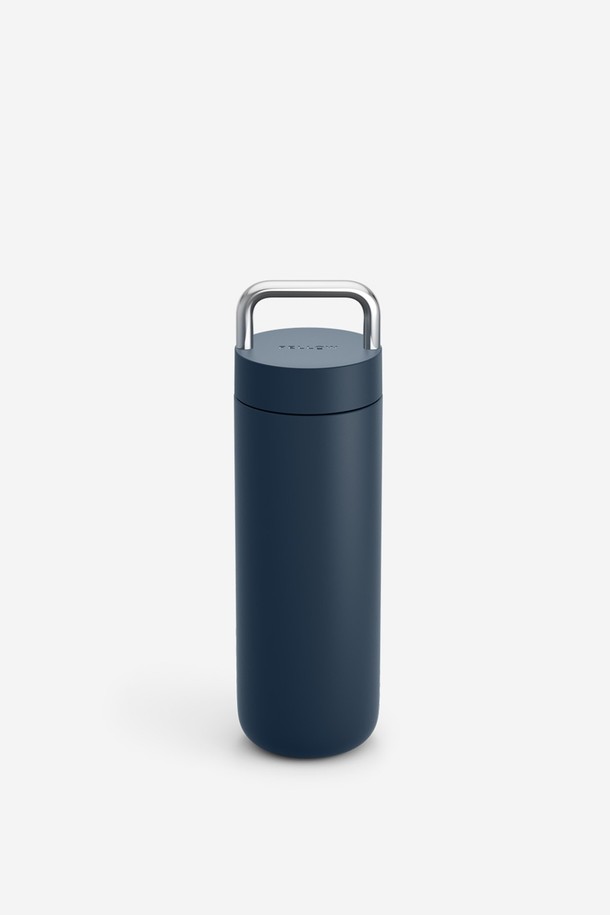 펠로우 카터 캐리 20oz 텀블러는 미니멀하고 슬림한 디자인에 스테인리스스틸과 세라믹 소재를 사용하여 제작되었습니다. 최대 12시간 보온, 24시간 보냉이 가능하며, 3중 진공 단열과 누수 방지 기능으로 여행 및 일상에서 편리하게 사용할 수 있습니다. 얇은 음용부와 손잡이가 있어 사용성이 뛰어나며, 차량 컵홀더에도 호환됩니다.
