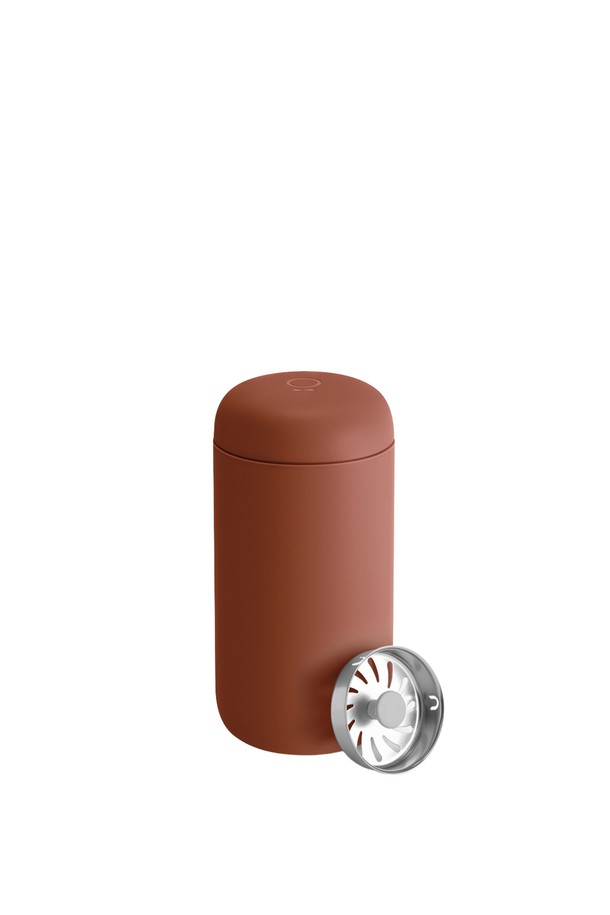 펠로우 카터 무브 머그 12oz - 시에나는 이동 중에도 음료를 즐길 수 있도록 설계된 텀블러입니다. 시에나 색상의 세련된 디자인으로, 12oz 용량이며, 트리플월 진공 단열 기술을 통해 최대 12시간 보온, 24시간 보냉 기능을 제공합니다. 스테인리스 스틸과 세라믹 소재로 제작되어 내구성이 뛰어나며, 누수 방지 기능과 차량 컵홀더 호환으로 편리하게 사용할 수 있습니다. 얇은 림 디자인과 BPA-free 뚜껑, 세라믹 코팅으로 음료 본연의 맛을 살려주며, 스플래시 가드로 음료가 밖으로 튀는 것을 방지합니다.
