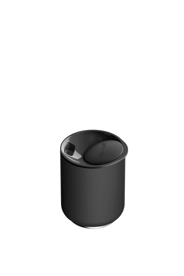 펠로우 로키 로우볼 텀블러 10oz - 블랙은 심플한 디자인의 텀블러입니다. 10oz 용량으로, 보온 및 보냉 기능을 갖춰 음료의 온도를 오래 유지해 줍니다. 펠로우 브랜드의 로키 로우볼 모델이며, 블랙 컬러로 제작되었습니다. 로우볼 형태의 독특한 디자인이 특징입니다. 
