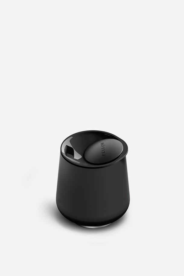 펠로우 루비 와인 텀블러 12oz - 블랙은 와인의 풍미를 더욱 즐겁게 해주는 와인 전용 텀블러입니다. 심플한 디자인과 블랙 컬러가 고급스러운 분위기를 연출하며, 12oz 용량으로 휴대하기 좋습니다. 뚜껑 일체형으로 편리하게 사용할 수 있으며, 보온 기능을 갖춰 와인의 온도를 유지해 줍니다. 펠로우 루비 와인 텀블러는 와인 애호가를 위한 실용적인 선택입니다.
