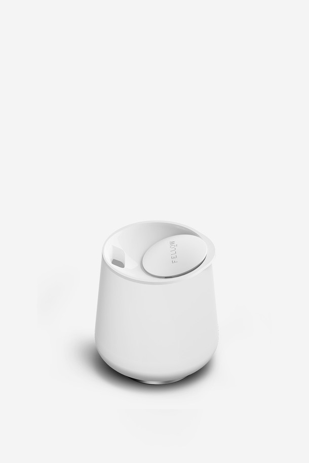 펠로우 루비 와인 텀블러 12oz - 화이트는 음료를 담는 데 사용되는 텀블러입니다. 스테인리스 스틸, 세라믹, 플라스틱 소재로 제작되었으며, 보온 및 보냉 기능을 갖췄습니다. 화이트 색상에 와인잔 형태의 디자인으로, 세라믹 코팅과 누수 방지 스와이프 뚜껑, 자석 내장이 특징입니다. 최대 3시간 보온, 12시간 보냉이 가능하며, 12oz (354ml) 용량입니다. 전자레인지 및 식기세척기 사용은 불가하며, 제품 공정상 미세한 기포가 발생할 수 있습니다.
