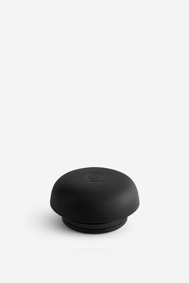 펠로우 카터 무브 머그 뚜껑 - 블랙은 음료용 머그컵 뚜껑입니다. 실리콘과 플라스틱 소재로 제작되었으며, 블랙 색상으로 디자인되었습니다. 100% 누수 방지 기능과 보온 기능을 갖춰 실용성을 높였습니다. Award-winning 디자인으로, 카터 무브 머그 전 모델과 호환됩니다. BPA-free 소재로 안심하고 사용할 수 있습니다.
