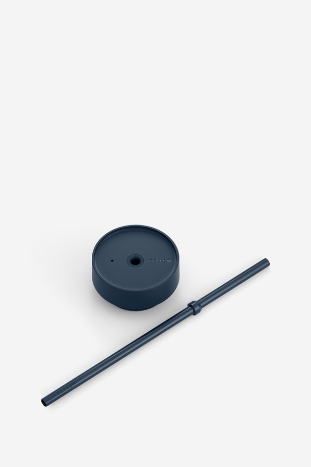 펠로우 카터 콜드 뚜껑 + 스트로우 16oz - 스톤블루는 16oz(473ml) 용량의 텀블러 뚜껑과 빨대 세트입니다. 스톤블루 색상으로, BPA 비함유 플라스틱, 트라이탄, 스테인리스 소재로 제작되었습니다. 흘림 방지 기능을 제공하며, 카터 무브 16oz, 카터 360, 카터 슬라이드, 카터 콜드 텀블러와 호환됩니다. 상단 뚜껑과 빨대 시스템이 특징이며, 화기 근처 사용, 강한 충격, 무거운 물건 적재는 피해야 합니다. 색소/향이 있는 음식 장시간 보관 시 변색 가능하며, 생활 스크래치가 발생할 수 있습니다.
