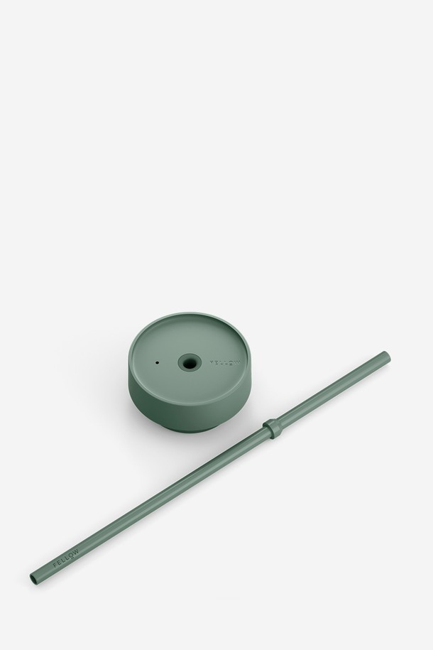 펠로우 카터 콜드 뚜껑 + 스트로우 20oz - 스모크 그린은 카터 무브머그 20oz와 호환되는 텀블러 뚜껑 및 스트로우 세트입니다. 스모크 그린 색상으로, 트라이탄과 BPA 비함유 플라스틱 소재로 제작되어 안전하게 사용할 수 있습니다. 흘림 방지 기능이 있어 음료를 더욱 편리하게 즐길 수 있으며, 상단 뚜껑과 빨대로 안전하게 음용할 수 있습니다. 사용 시 화기 근처 사용, 강한 충격, 색소/향이 강한 음식 장시간 보관, 화학 세제 및 뜨거운 물 사용에 주의해야 합니다.
