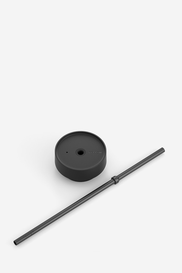 펠로우 카터 콜드 뚜껑 + 스트로우 - 매트블랙 - 20oz는 냉음료를 위한 휴대용 텀블러 액세서리입니다. 매트 블랙 색상의 뚜껑과 스트로우는 20oz 사이즈의 카터 무브 머그에 호환되며, 누수 방지 기능과 안전한 음용 시스템을 갖추어 휴대성을 높였습니다. 충격 및 온도 내구성이 뛰어나며, BPA-free 소재로 제작되어 안심하고 사용할 수 있습니다. 플라스틱, 트라이탄, 스테인리스 스틸 소재로 튼튼하게 제작되었으며, 수상 디자인으로 세련된 외관을 자랑합니다.
