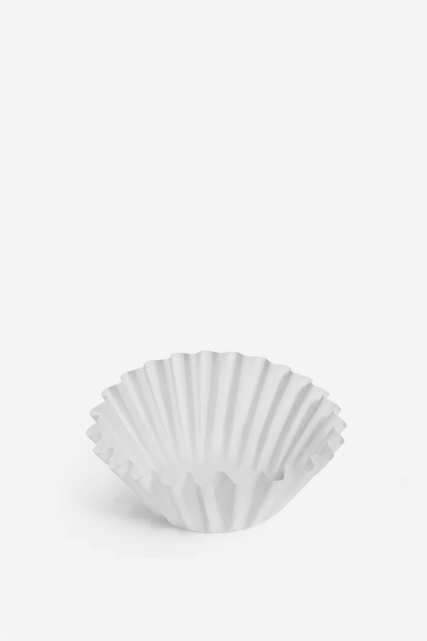 펠로우 Aiden(에이든) 커피 메이커 배치 브루 필터 50매입니다. 웨이브 형태 디자인으로 Aiden(에이든) 배치 브루 필터 바스켓 전용으로 제작되어 최적의 물 흐름을 제공합니다. 종이 소재의 화이트 컬러 필터는 깔끔한 커피 추출을 돕습니다. 한 번 사용 후 폐기하는 일회용 필터로 편리하게 사용할 수 있습니다. 커피의 풍미를 더욱 살려주는 필수 아이템입니다.
