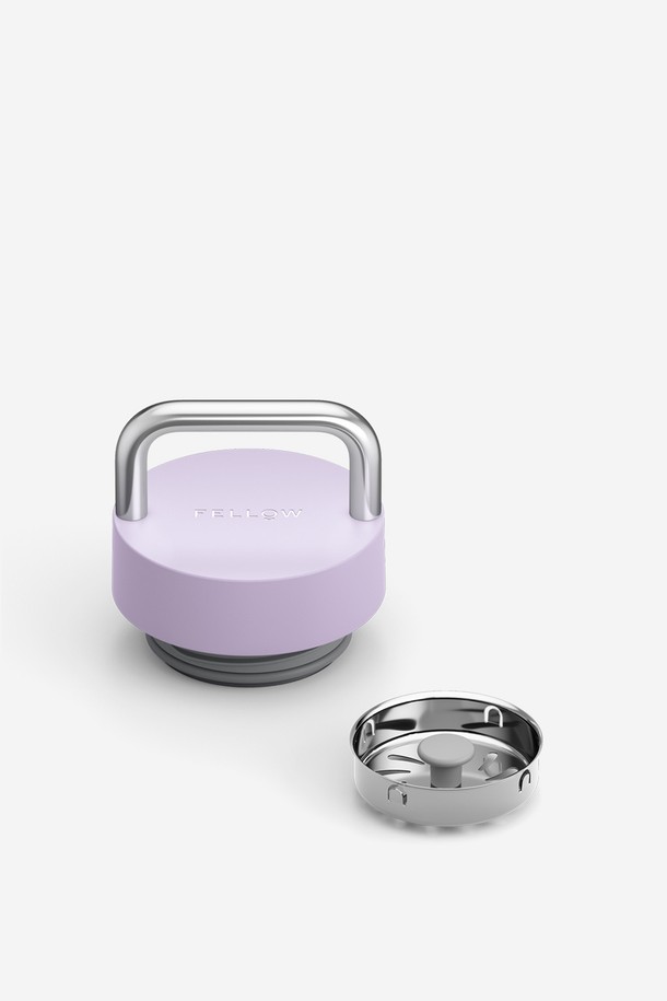 펠로우 카터 캐리 뚜껑 - 라벤더는 실리콘과 스테인리스 스틸 소재로 제작된 주방용품입니다. 휴대용 텀블러 뚜껑으로, 펠로우 카터 캐리 텀블러에 사용 가능합니다. 라벤더 색상으로 디자인되어 산뜻한 느낌을 줍니다. 뚜껑은 실리콘 마개로 제작되어 내용물의 쏟아짐을 방지합니다. 실용성과 심미성을 모두 갖춘 제품입니다.
