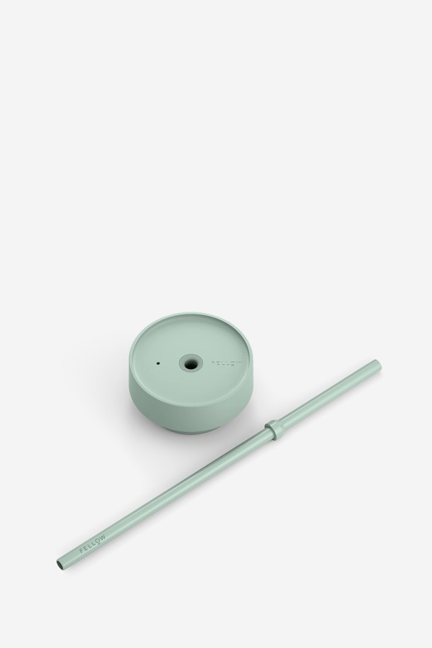 펠로우 카터 콜드 뚜껑 + 스트로우 16oz (민트 칩)는 일상생활에서 시원하게 음료를 즐길 수 있도록 디자인된 텀블러입니다. 실리콘과 에폭시 소재로 제작되어 내구성이 뛰어나며, 16oz 용량으로 휴대하기 편리합니다. 민트 컬러가 산뜻함을 더하며, 스트로우와 분리형 뚜껑이 포함되어 있어 위생적이고 편리하게 사용할 수 있습니다. 보온 기능을 갖추고 있어 차갑게 음료를 유지하며, 접이식 기능으로 보관이 용이합니다. 세척이 간편하여 위생적으로 사용할 수 있는 실용적인 텀블러입니다.
