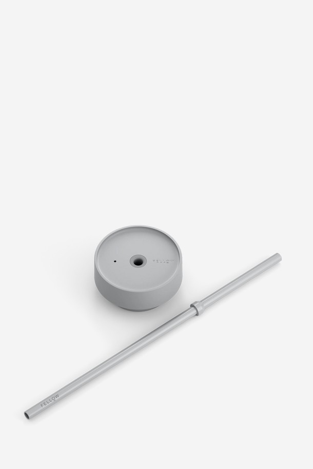 펠로우 카터 콜드 뚜껑 + 스트로우 20oz (그레이)는 시원한 음료를 즐기기에 최적화된 텀블러입니다. 20oz 용량으로 넉넉한 음료를 담을 수 있으며, 그레이 색상의 세련된 디자인이 돋보입니다. 에폭시 소재를 사용하여 내구성이 뛰어나며, 보온 기능을 갖춰 음료의 온도를 유지해 줍니다. 뚜껑과 스트로우가 함께 제공되어 편리하게 사용할 수 있으며, 분리형 구조로 세척이 용이합니다. 일상생활에서 시원한 음료를 즐기기에 완벽한 아이템입니다.
