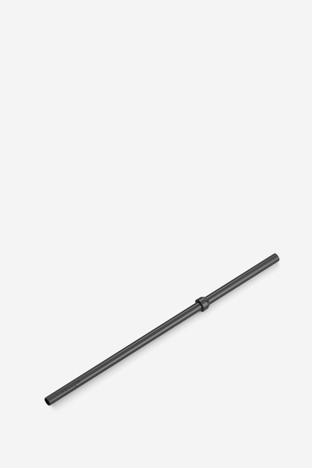 펠로우 카터 콜드 스트로우 20oz (매트 블랙) 텀블러는 시원함을 오래 유지해주는 보냉 기능의 텀블러입니다. 트라이탄 소재로 제작되어 내구성이 뛰어나며, 20oz (591ml) 용량으로 넉넉하게 음료를 담을 수 있습니다. 매트 블랙 컬러로 세련된 디자인을 자랑하며, 상단 뚜껑과 스트로우를 함께 사용할 수 있습니다. 생활 방수 기능과 물 튐, 누수 방지 기능으로 더욱 편리하게 사용할 수 있습니다. 단, 강한 충격에 주의하고, 급격한 온도 변화나 화기, 무거운 물건 적재는 피해야 합니다.
