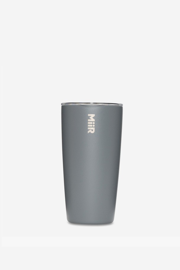 미르 베큠 인슐레이티드 텀블러(슬라이드 뚜껑) 16oz - 바살 그레이는 이중벽 진공 단열재 구조로 뛰어난 보온/보냉 기능을 제공합니다. 최대 12시간 보온, 24시간 이상 보냉이 가능하여 일상, 아웃도어, 캠핑 등 다양한 용도로 활용할 수 있습니다. 바살 그레이 색상의 파우더 코팅 마감은 세련된 디자인을 더하며, 슬라이드 뚜껑과 넓은 입구 디자인으로 편리하게 사용할 수 있습니다. 스테인레스 스틸, 폴리프로필렌, 실리콘 소재로 제작되어 내구성이 뛰어나며, 테이크아웃 컵 형태의 디자인으로 휴대성이 좋습니다.
