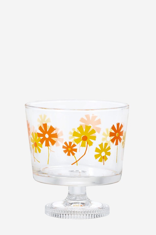 아데리아 딥 볼 윗 스템 285ml - 코스모스는 레트로, 빈티지 스타일의 유리컵/글라스입니다. 소다유리 소재에 투명, 오렌지, 옐로우 컬러, 코스모스 플라워 패턴의 섬세한 프린트가 특징입니다. 285ml 용량의 딥 볼 디자인과 스템 베이스로 제작되어 음료컵, 디저트컵, 와인글라스, 장식용 등 다용도로 활용 가능합니다. 홈카페 인테리어 소품으로 활용하거나 파페, 푸딩을 담아 우아한 분위기를 연출해보세요.
