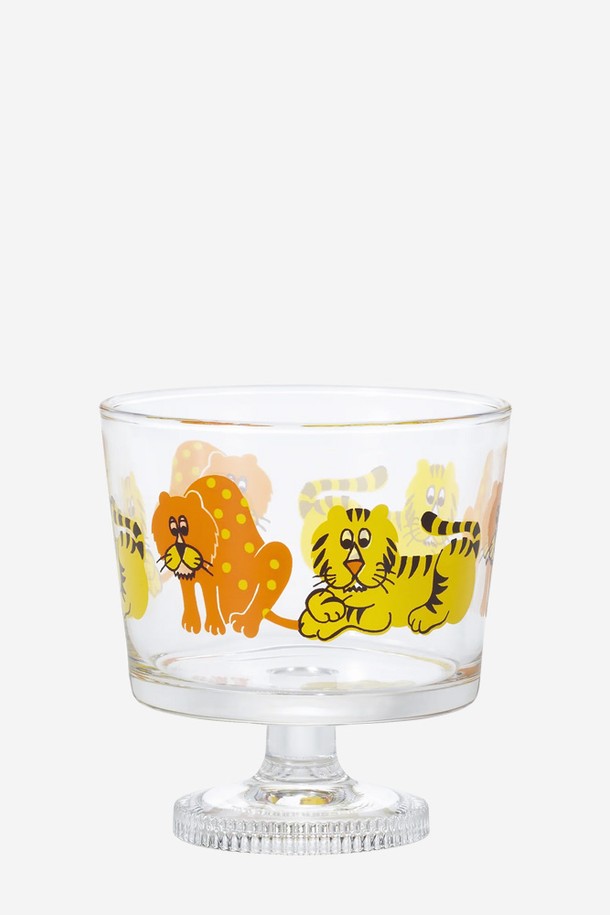 아데리아 딥 볼 윗 스템 285ml - 주 메이트(동물원 친구)는 레트로와 빈티지 스타일을 담은 유리컵입니다. 소다유리 소재로 제작되었으며, 285ml 용량으로 디저트, 음료, 와인 등을 즐기기에 좋습니다. '풍선 코스모스', '노바나 데이지', '하나노와 달리아', '동화 동물원 친구' 등 사랑스러운 동물 및 플라워 패턴 디자인이 돋보입니다. 스템 디자인과 프린트 패턴이 특징이며, Ø90 x H94mm 크기로 스파클링 디테일이 더해져 더욱 특별합니다. 식품 접촉 안전성을 확보했으며, 선물용 포장으로도 훌륭합니다.